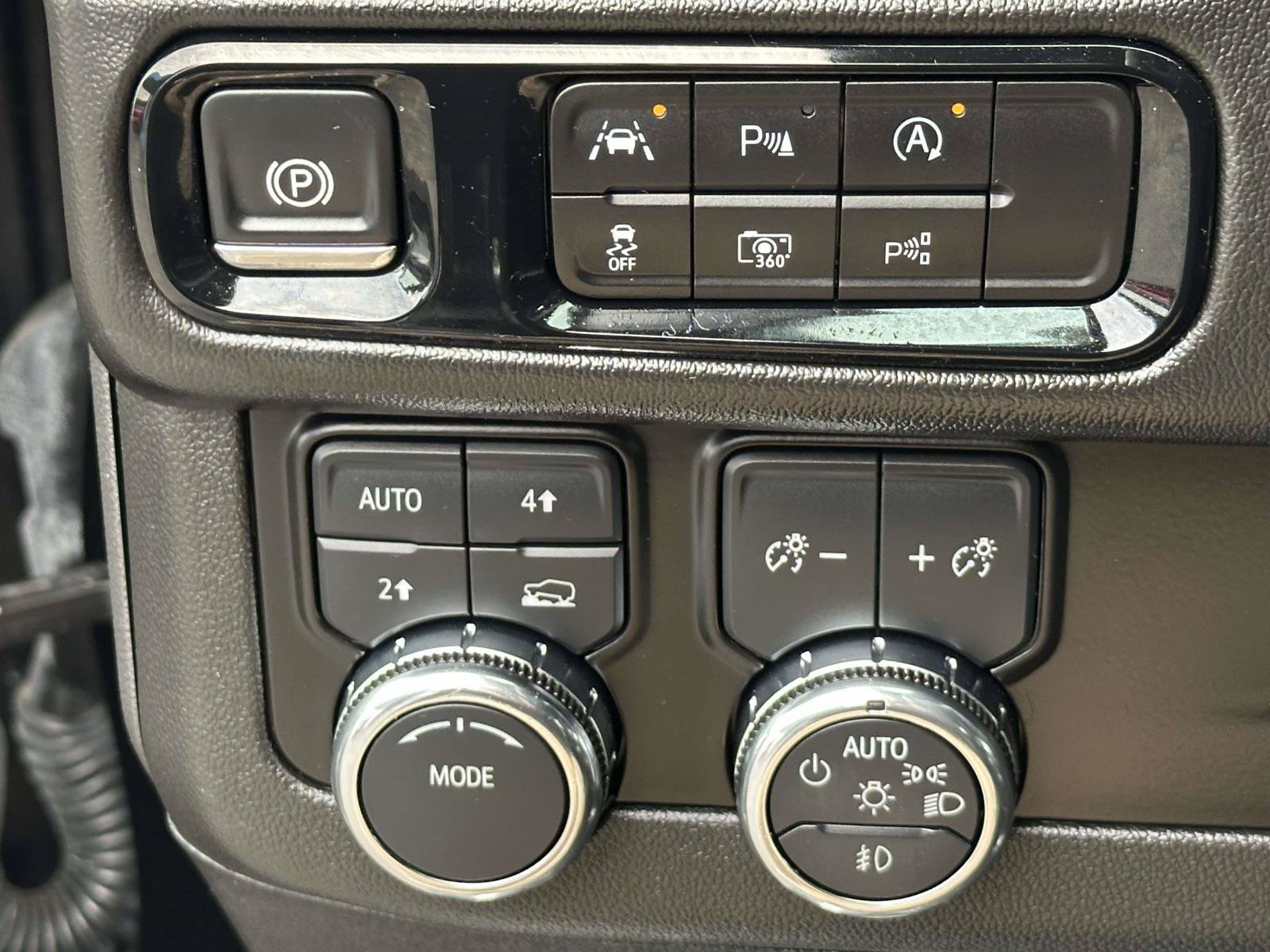 Used 2025 GMC Yukon XL Denali AWD/4WD image 15