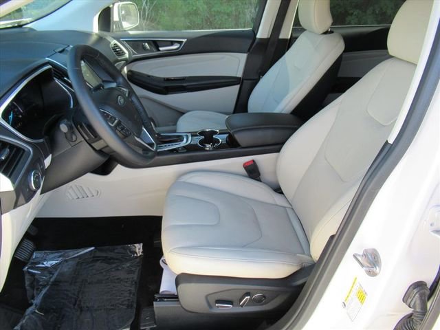 Used 2016 Ford Edge Titanium w/ Equipment Group 301A FWD image 16