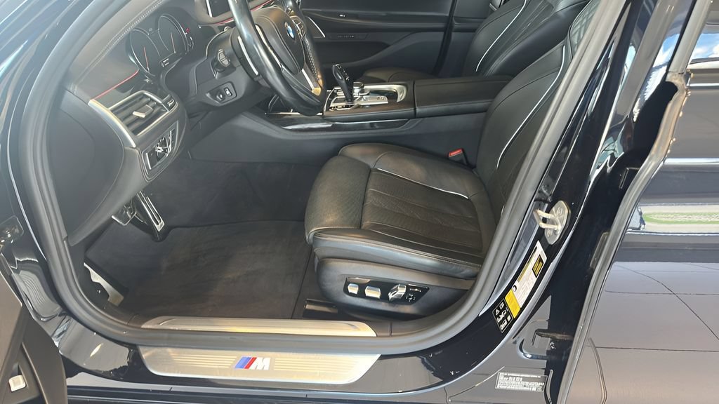 Used 2019 BMW 750i xDrive w/ M Sport Package AWD/4WD image 9