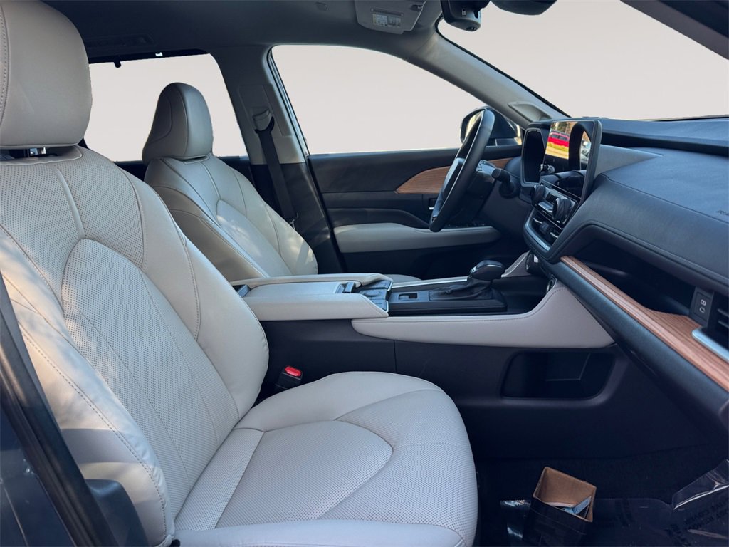 Used 2025 Toyota Grand Highlander AWD image 15