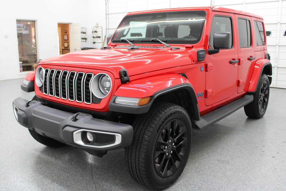 Used 2025 Jeep Wrangler Unlimited Sahara AWD/4WD image 3