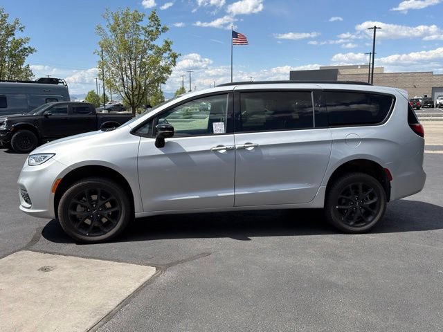 Used 2024 Chrysler Pacifica Limited w/ S Appearance Package AWD/4WD image 9