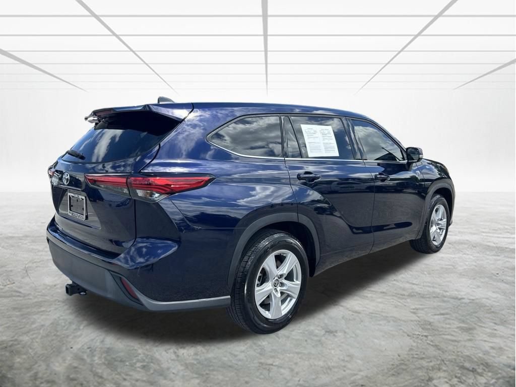 Used 2022 Toyota Highlander L FWD image 4