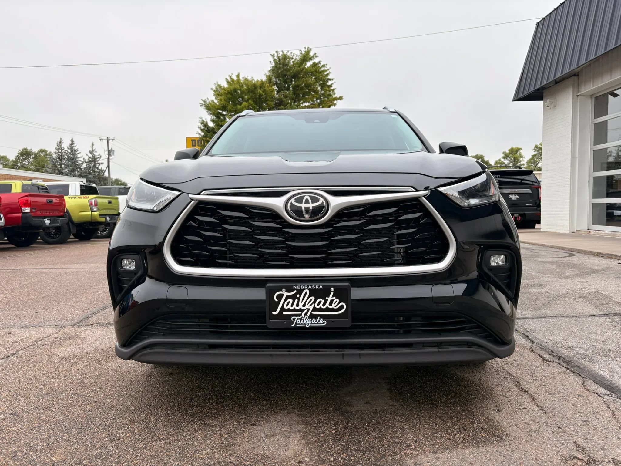 Used 2021 Toyota Highlander XLE AWD/4WD image 3