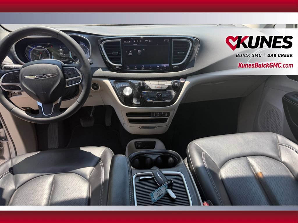 Used 2023 Chrysler Pacifica Touring-L FWD image 25