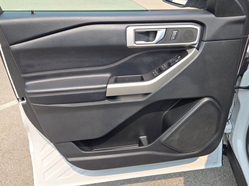 Used 2021 Ford Explorer XLT image 25