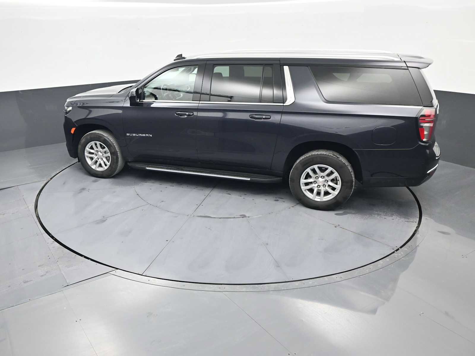 Used 2024 Chevrolet Suburban LT image 34