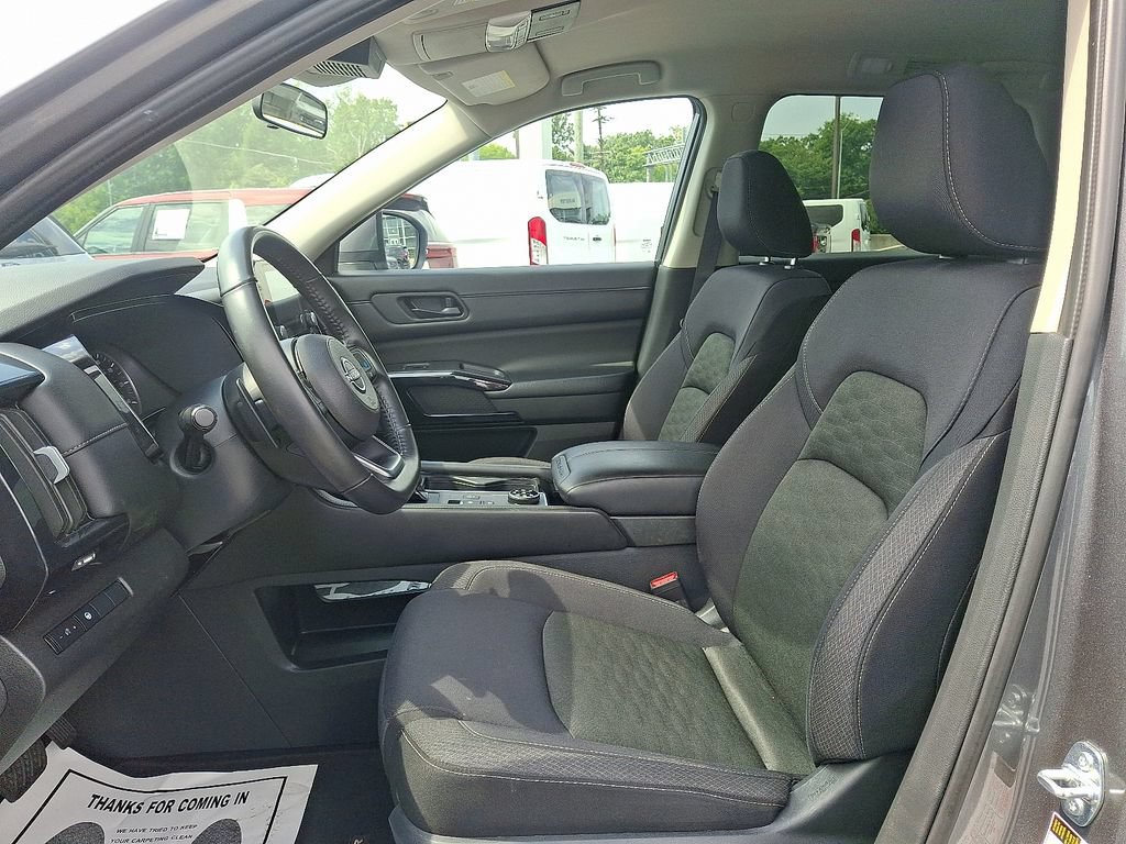 Used 2024 Nissan Pathfinder SV AWD/4WD image 13