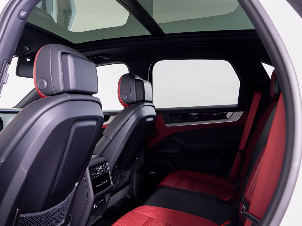 Certified 2026 Porsche Cayenne S w/ Premium Package Plus AWD/4WD image 7