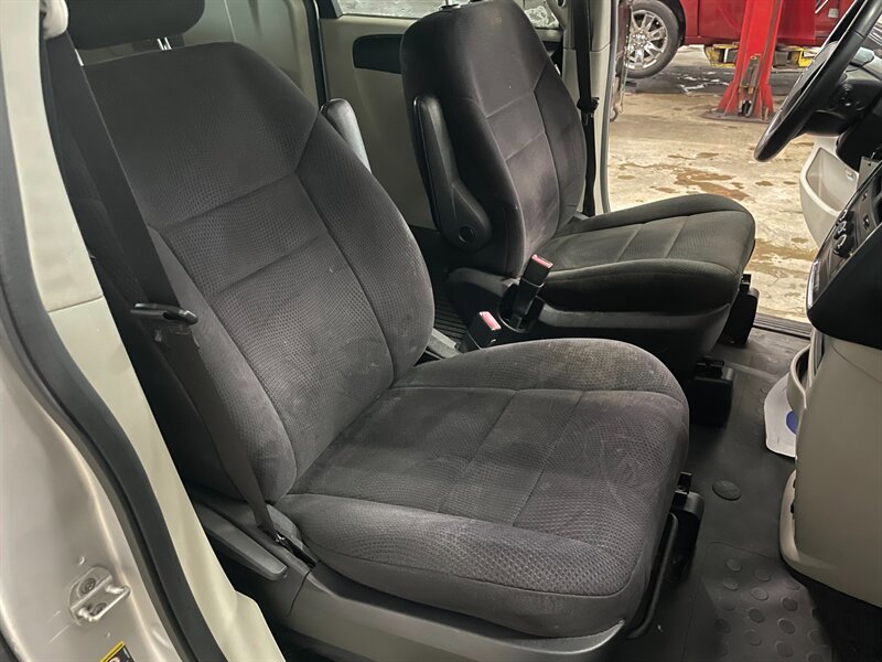 Used 2011 Dodge Grand Caravan FWD image 16