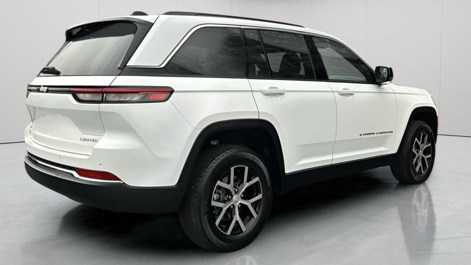 Used 2025 Jeep Grand Cherokee Limited w/ Luxury Tech Group II AWD/4WD image 5