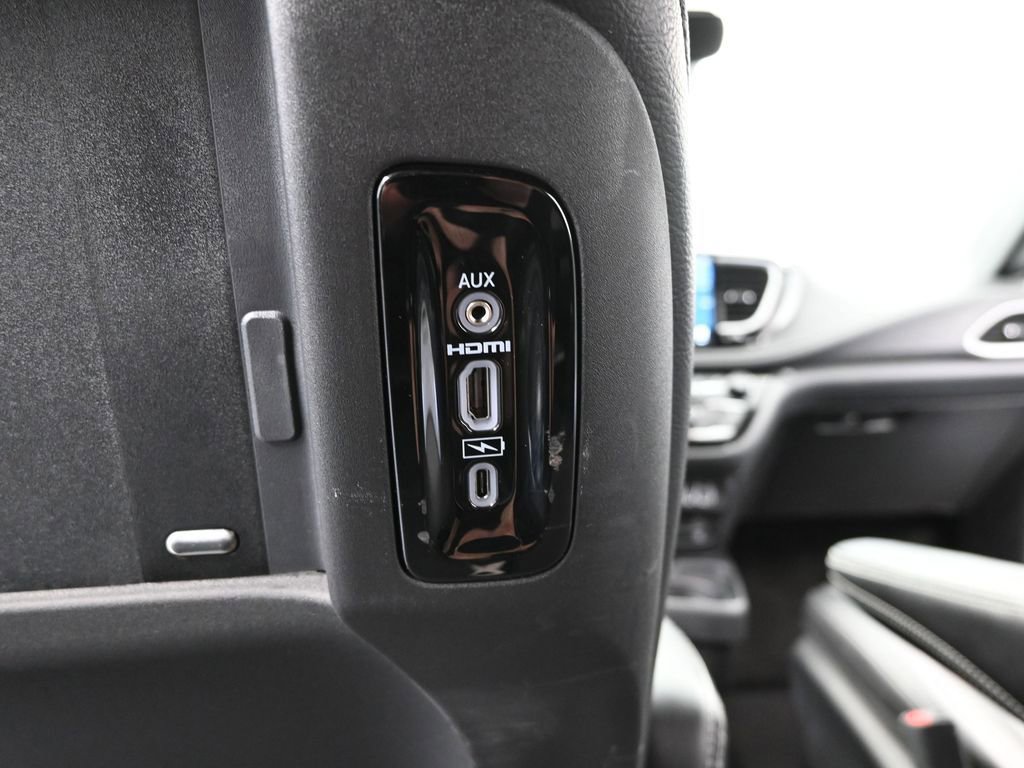 Used 2022 Chrysler Pacifica Touring-L w/ Uconnect Theater Family Group image 43