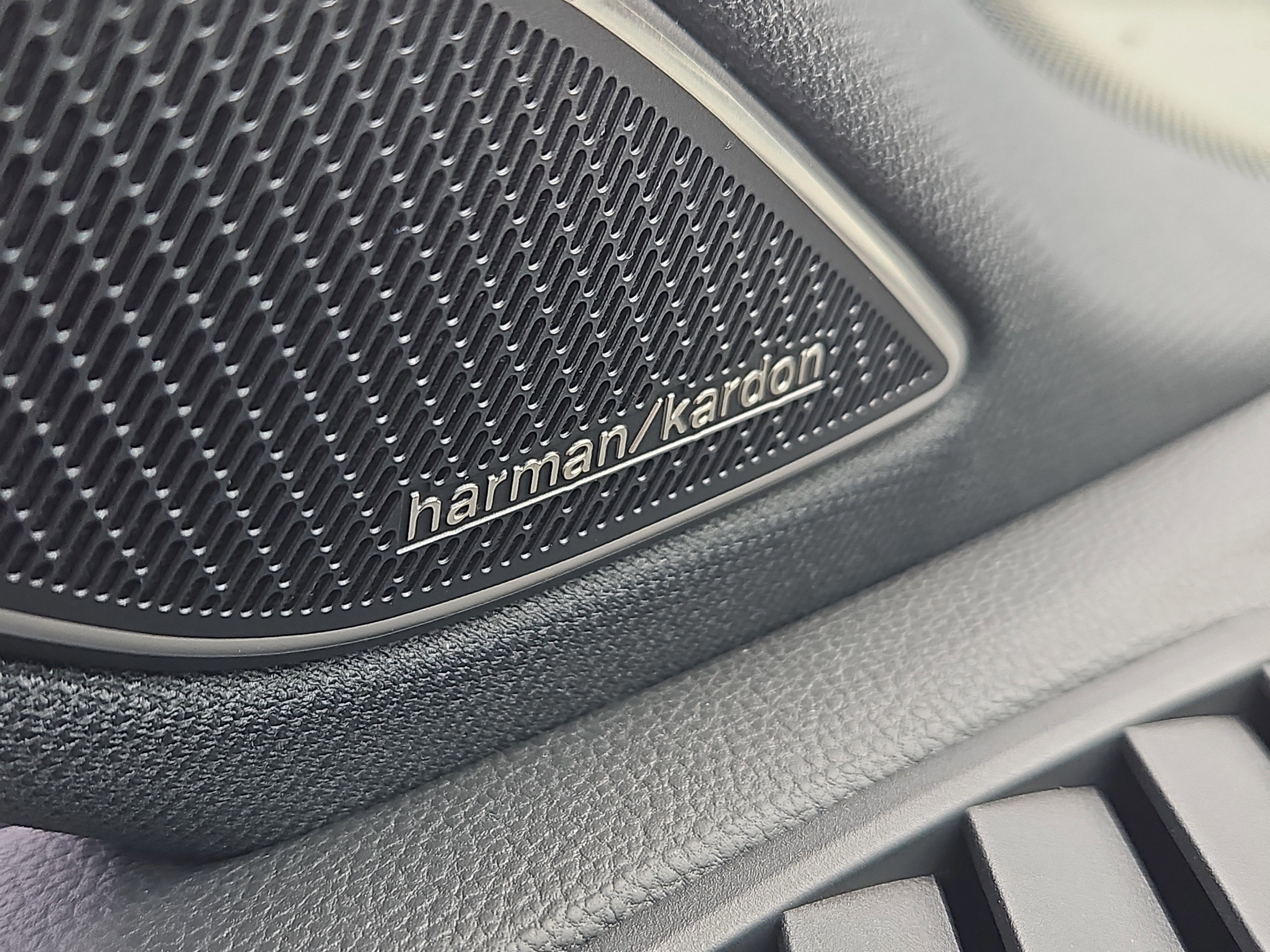 New 2026 Volkswagen Tiguan SEL R-Line image 10