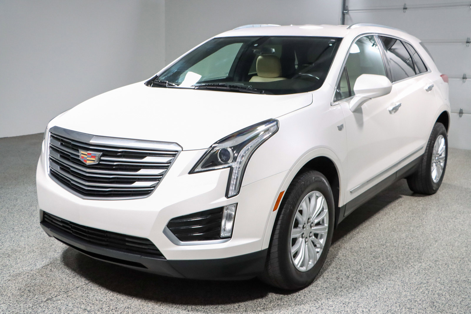Used 2018 Cadillac XT5 FWD w/ LPO, Wheel Lock Package image 32