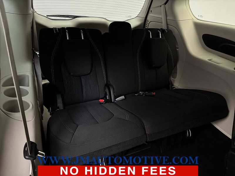 Used 2023 Chrysler Voyager LX image 19