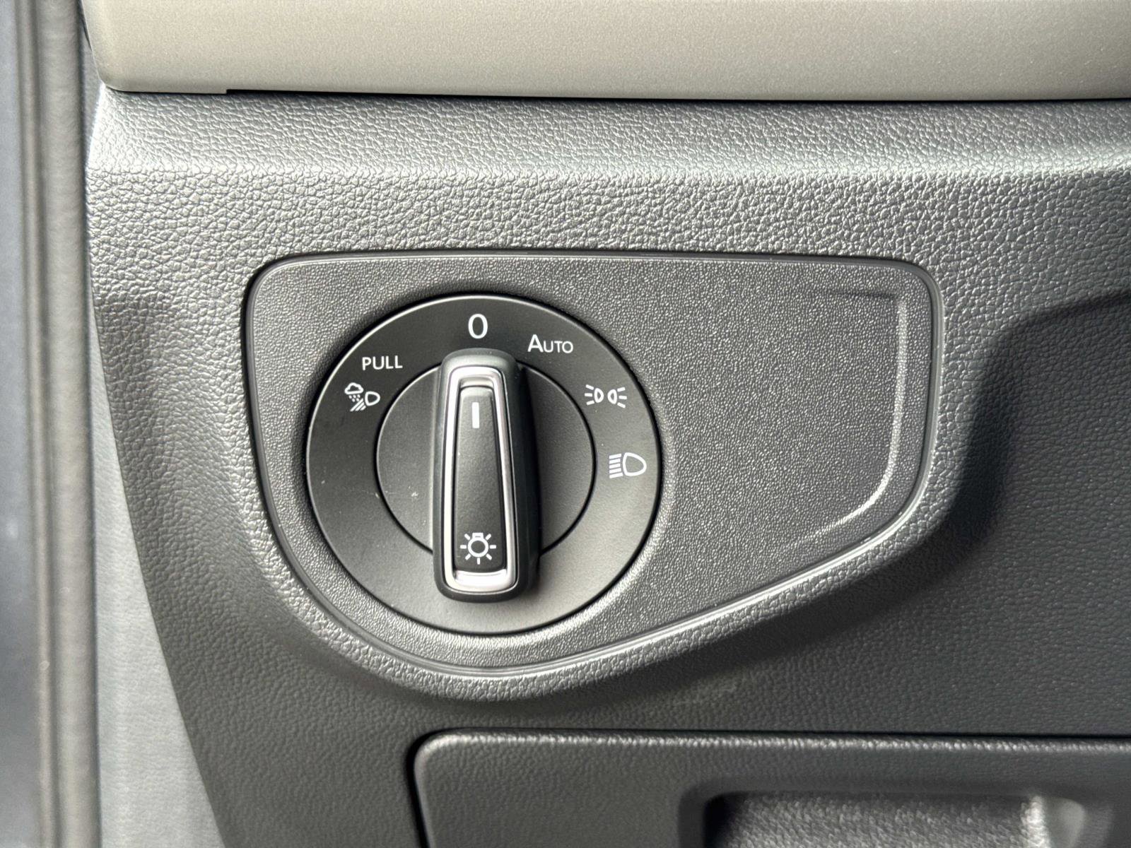 Certified 2022 Volkswagen Atlas Cross Sport SE image 18