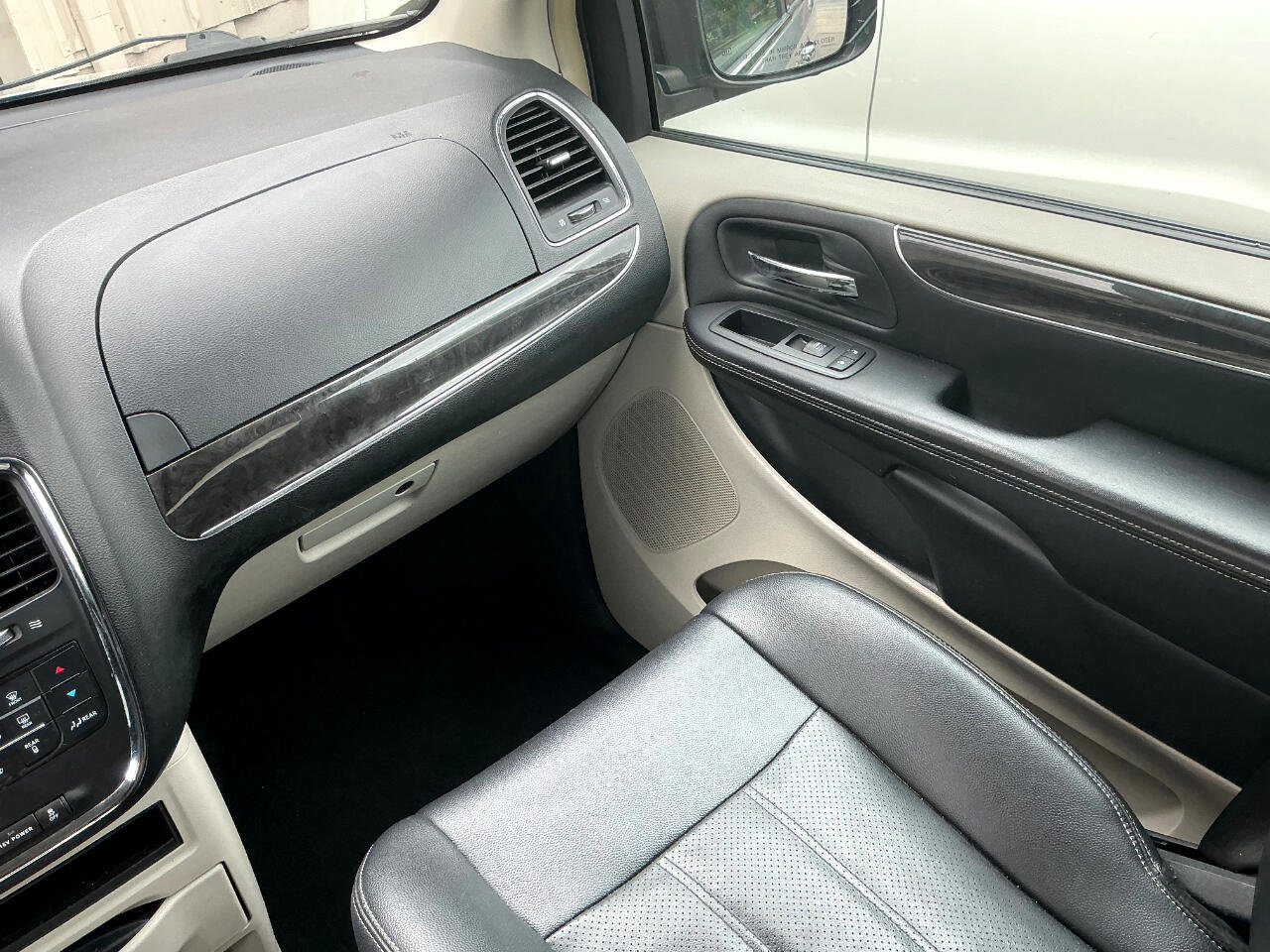 Used 2013 Chrysler Town & Country Touring-L w/ Driver Convenience Group image 18