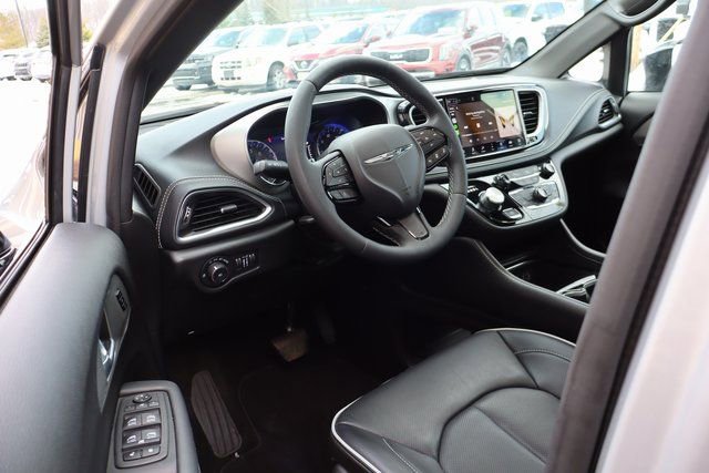 Used 2024 Chrysler Pacifica Limited w/ S Appearance Package image 11