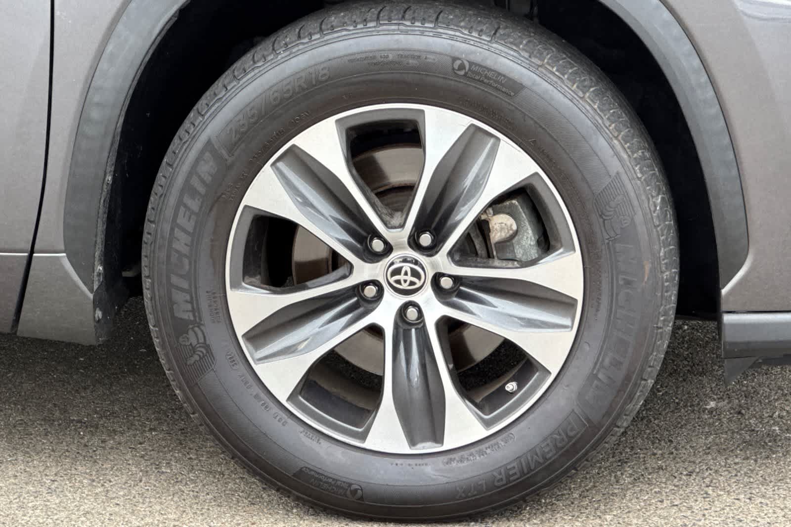 Used 2021 Toyota Highlander XLE FWD image 18