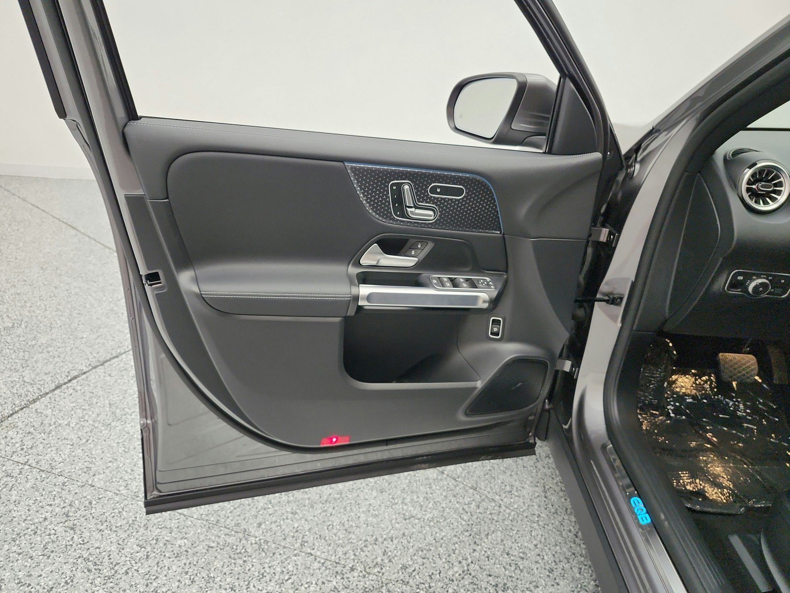 Used 2024 Mercedes-Benz EQB 300 4MATIC image 15