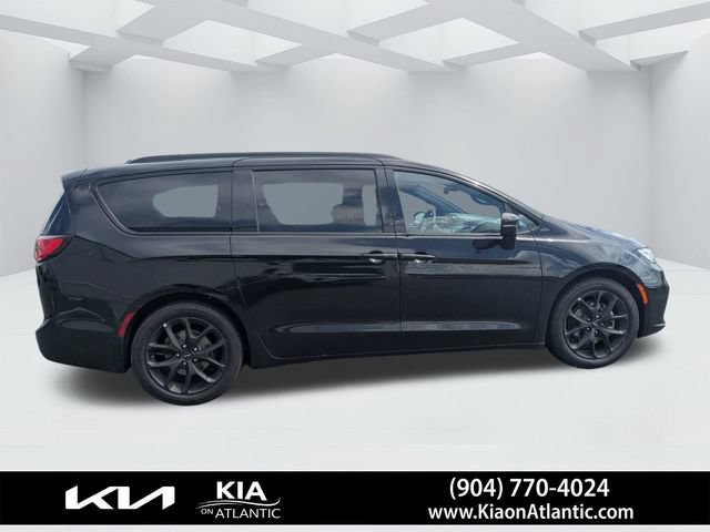 Used 2025 Chrysler Pacifica Limited FWD image 2