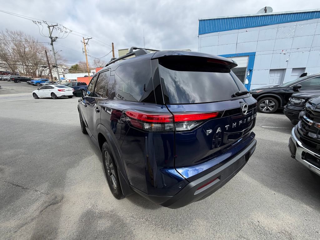 Used 2024 Nissan Pathfinder SV AWD/4WD image 3