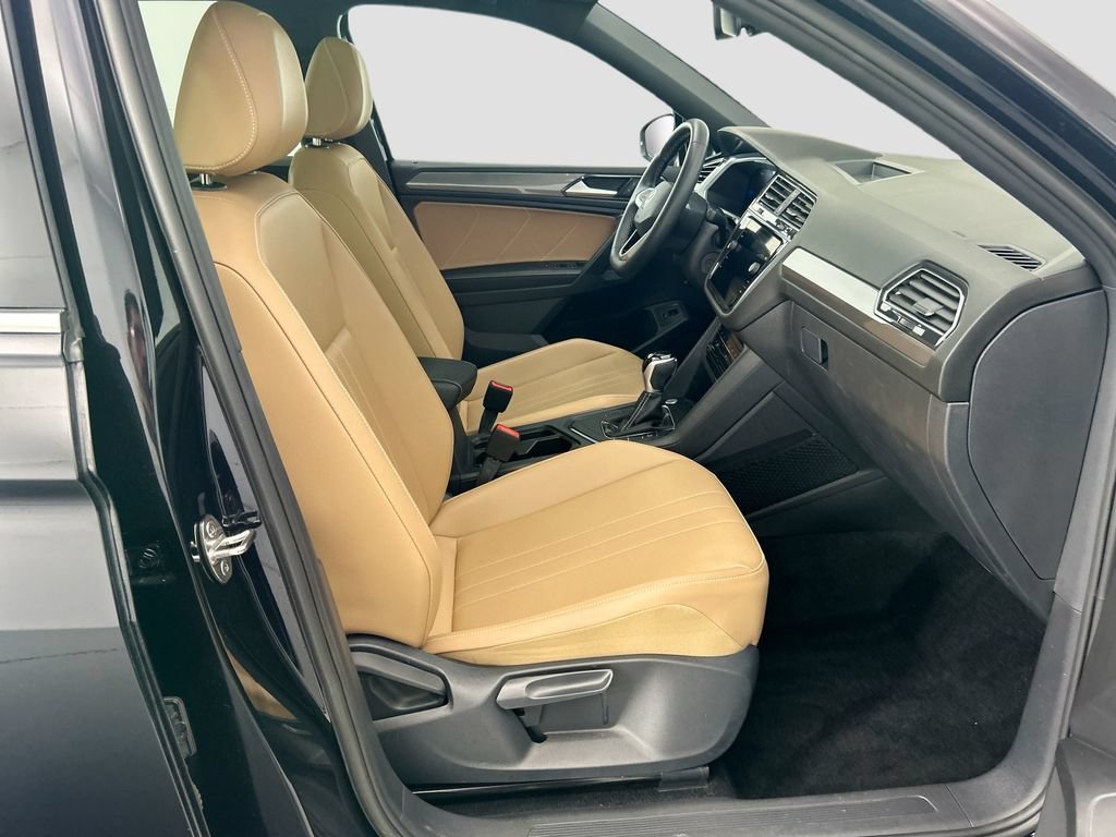 Used 2023 Volkswagen Tiguan SE w/ Panoramic Sunroof Package FWD image 19