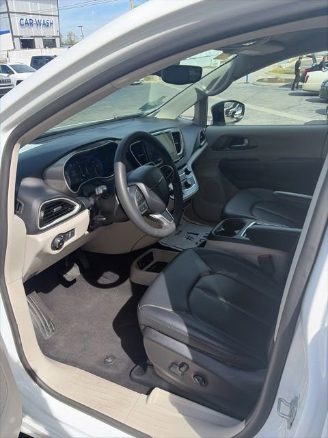 Used 2024 Chrysler Pacifica Touring-L image 13