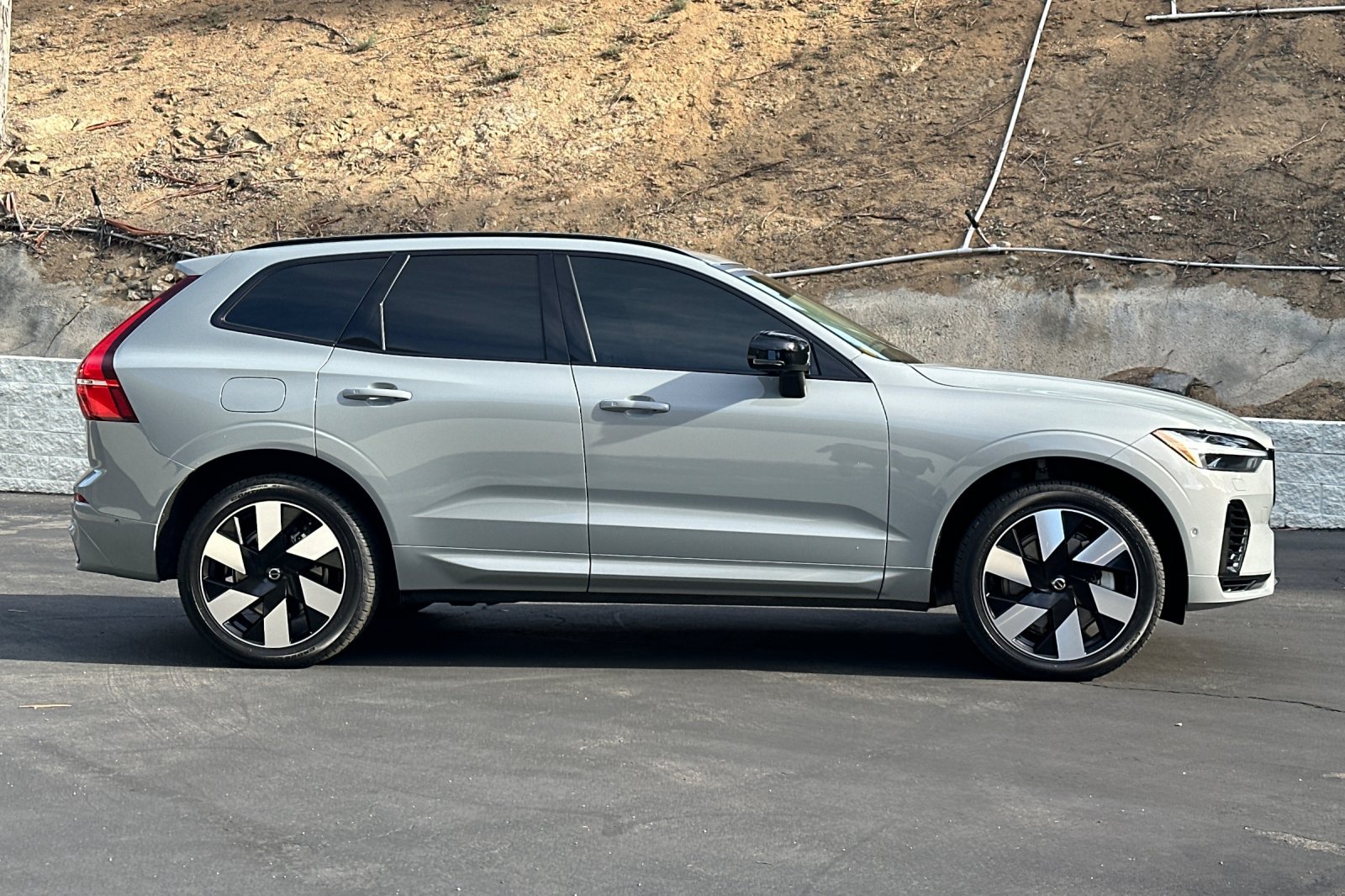 Certified 2025 Volvo XC60 T8 Plus w/ Protection Package Premier AWD/4WD image 3