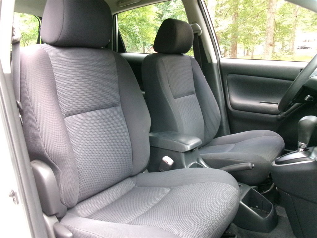 Used 2005 Pontiac Vibe w/ Power Group Value Package FWD image 23