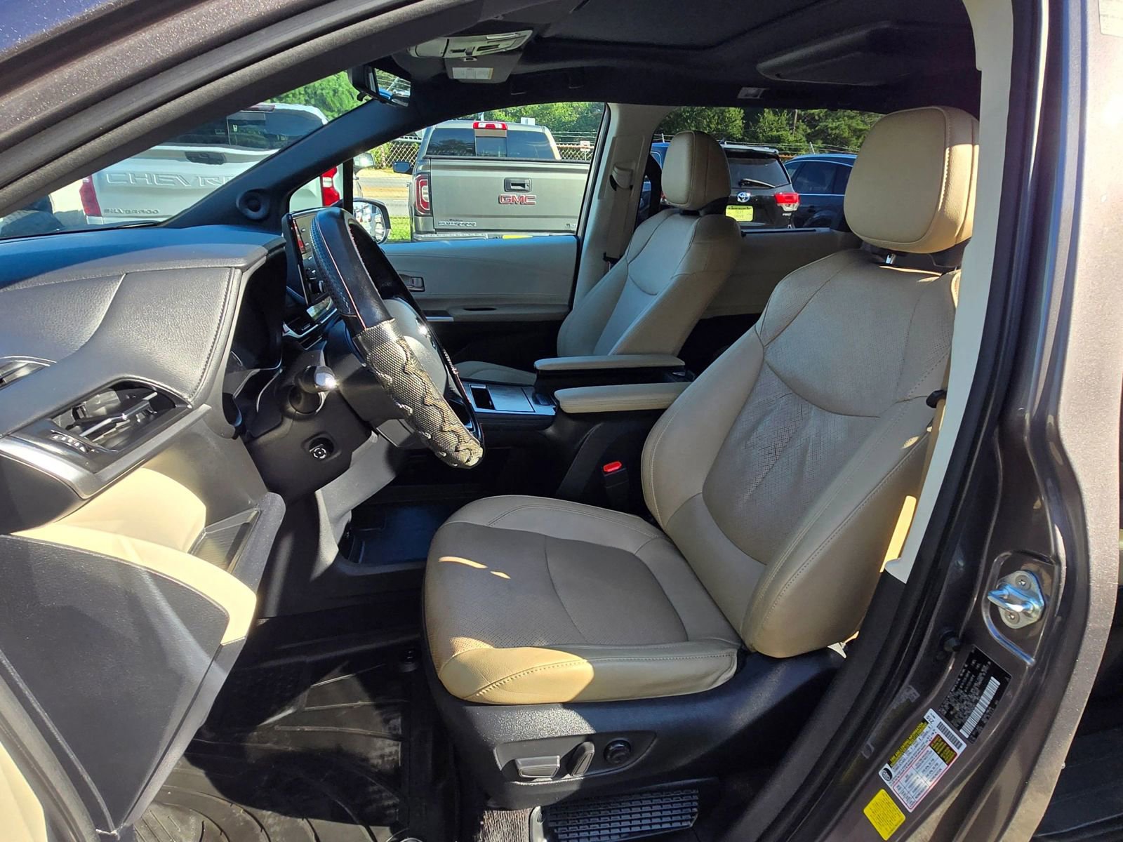 Used 2021 Toyota Sienna Limited image 9