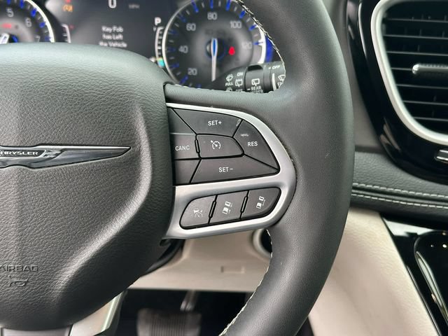 Used 2022 Chrysler Pacifica Touring-L FWD image 14