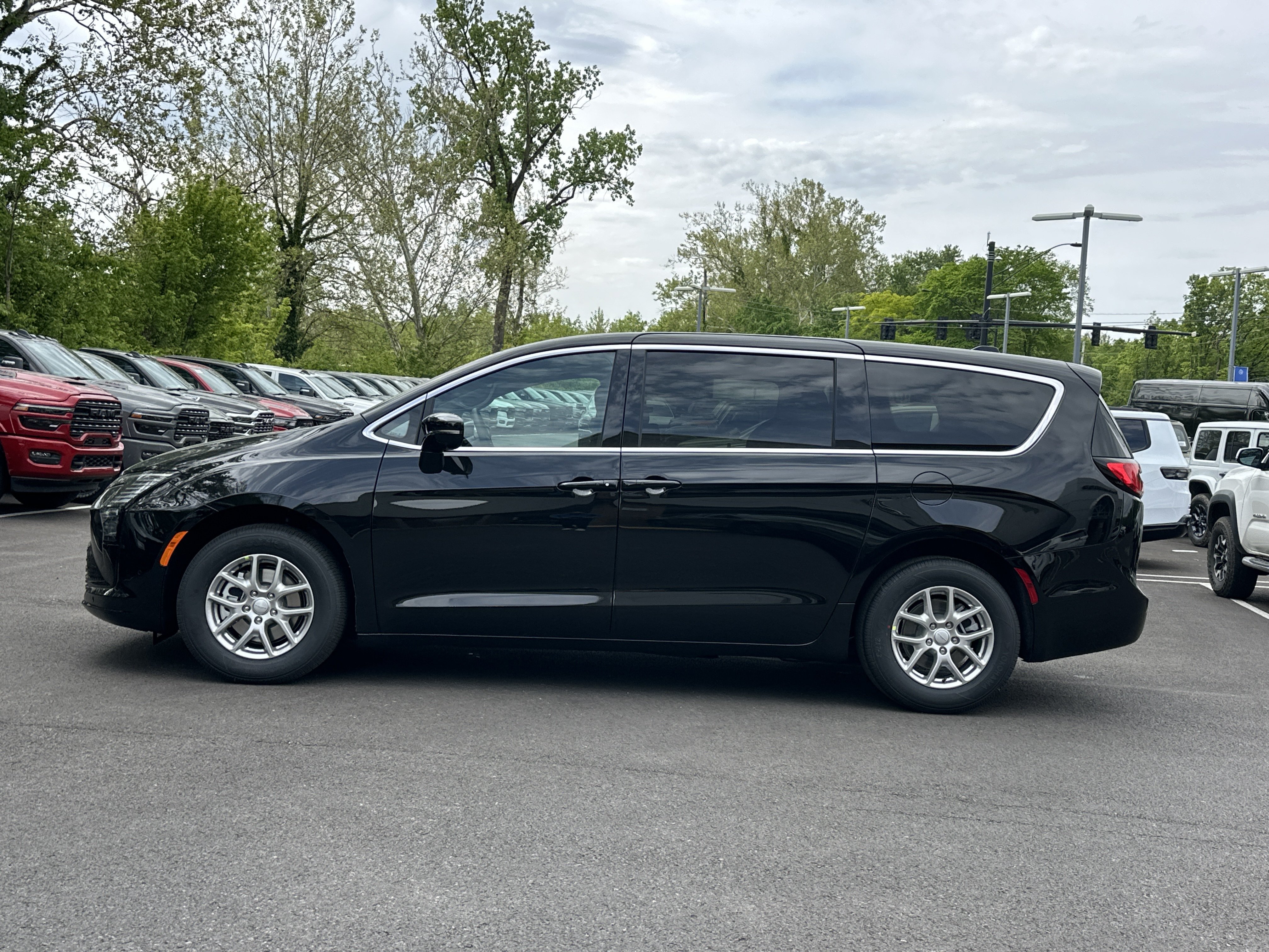New 2027 Chrysler Pacifica Select w/ Family Tech Group FWD image 22