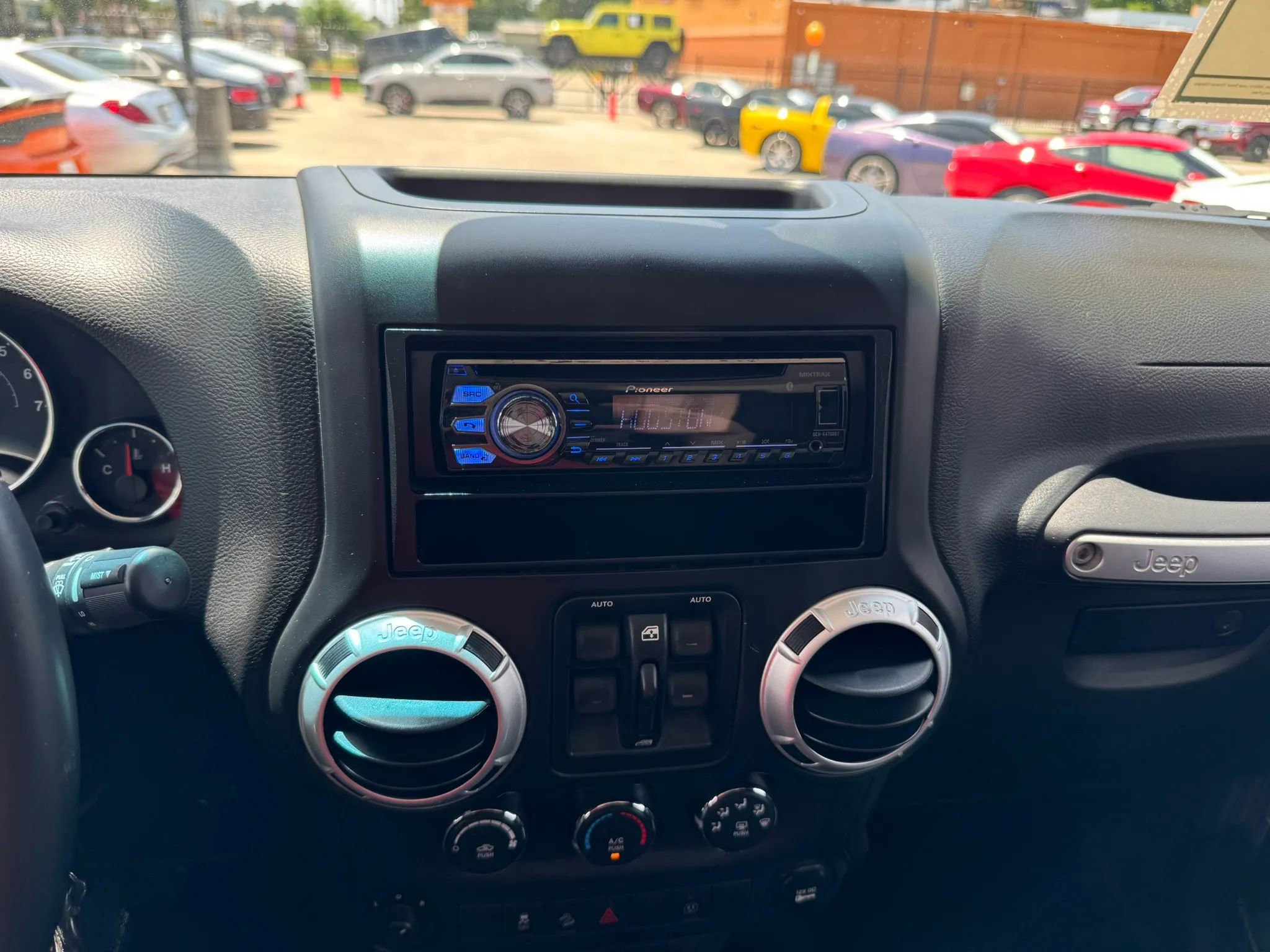 Used 2014 Jeep Wrangler Unlimited Sahara w/ Max Tow Package AWD/4WD image 40