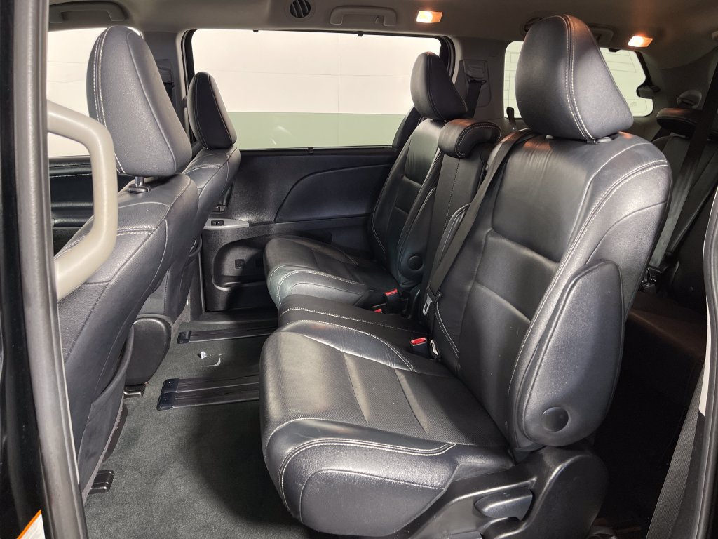 Used 2016 Toyota Sienna SE Premium FWD image 13