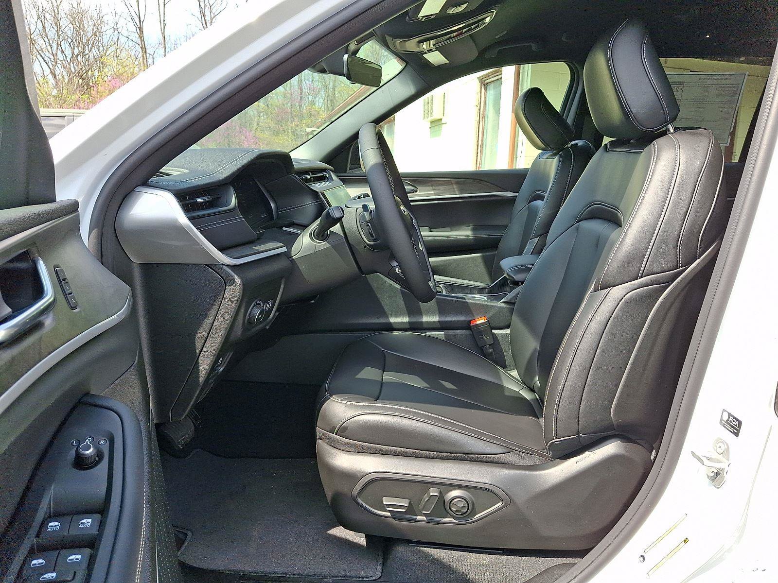 New 2026 Jeep Grand Cherokee Limited w/ MOPAR Finishing Package AWD/4WD image 10