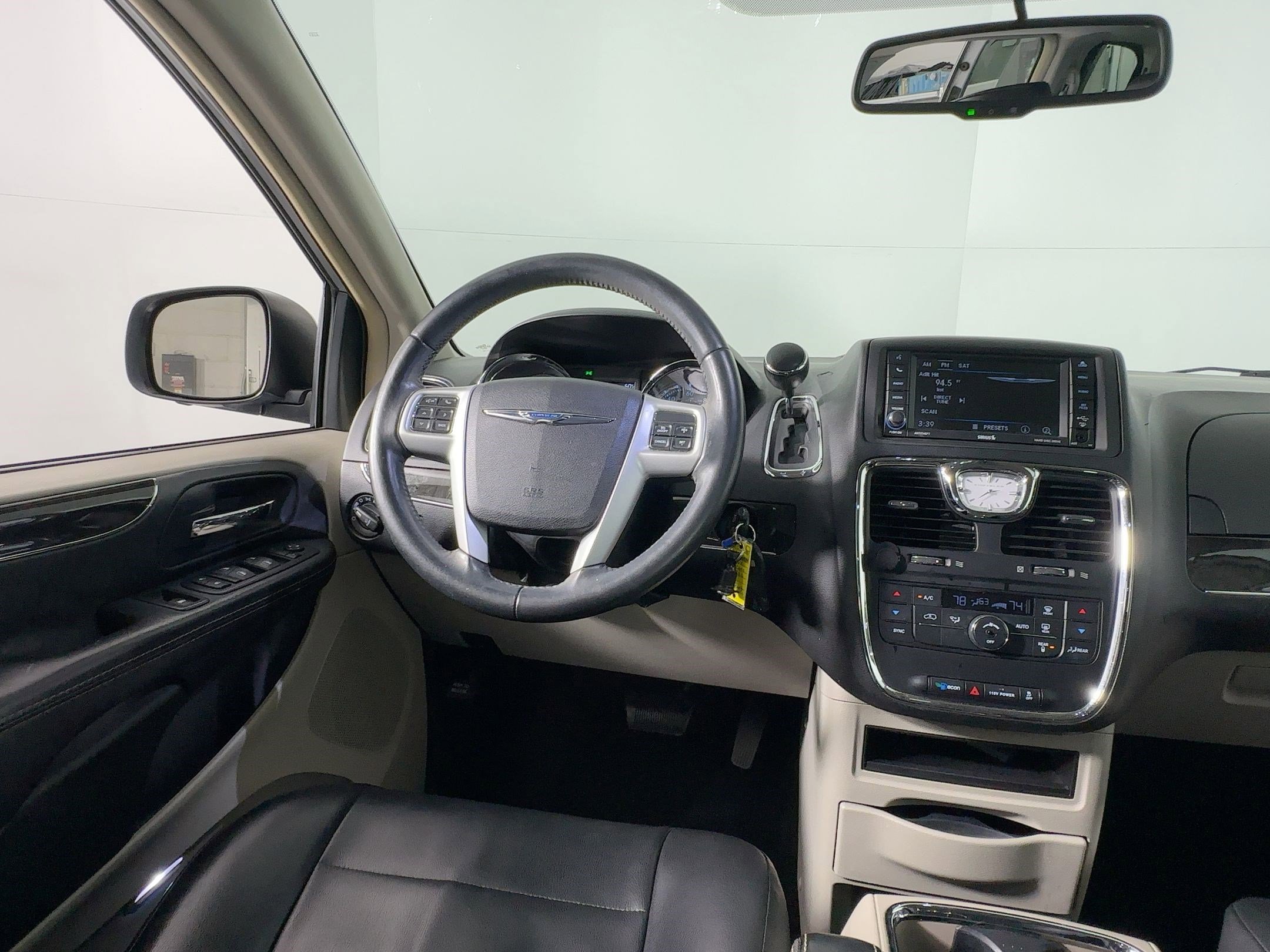 Used 2014 Chrysler Town & Country Touring image 25