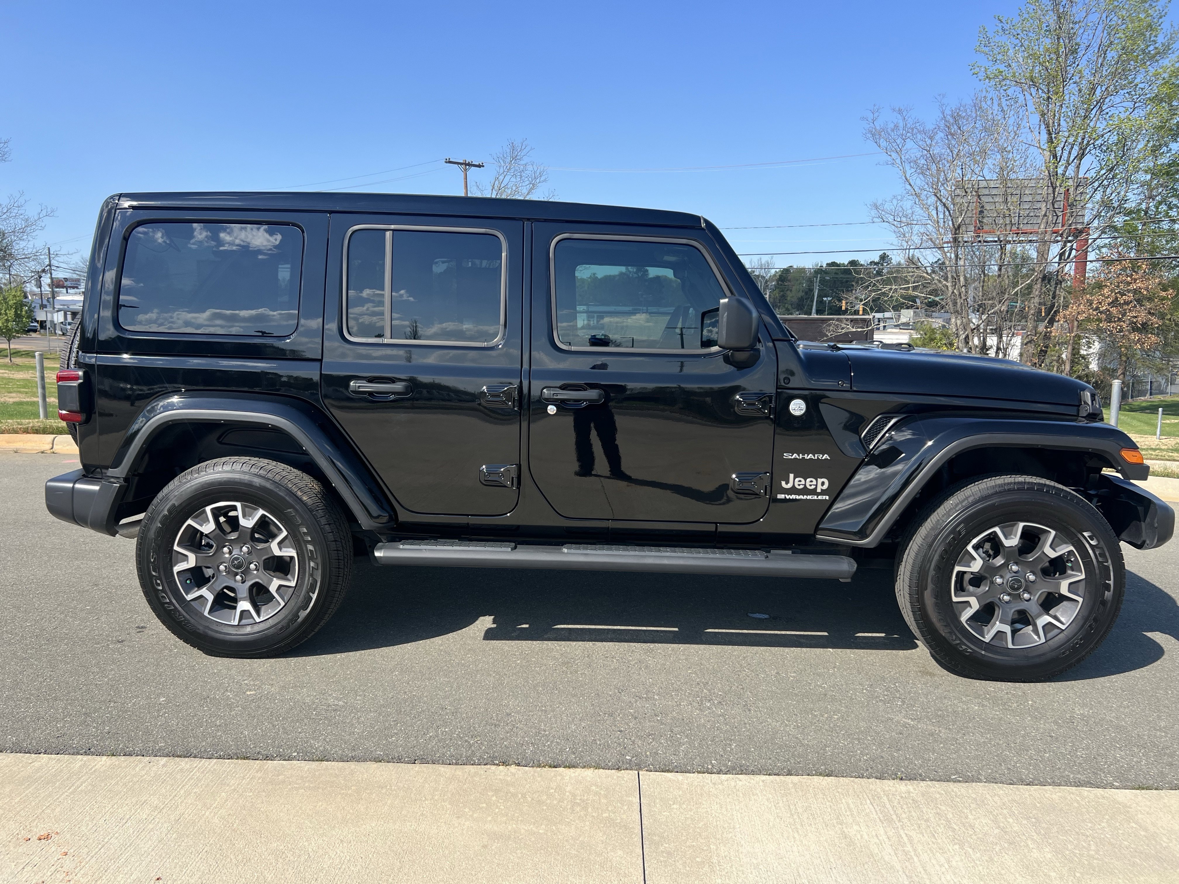 Used 2024 Jeep Wrangler Sahara image 10