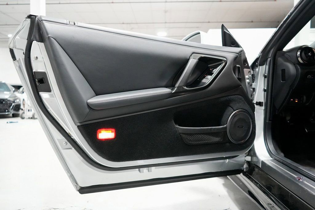 Used 2020 Nissan GT-R Premium image 20