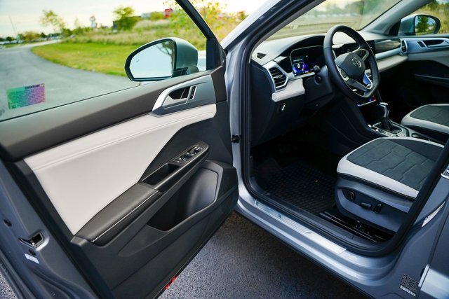 Certified 2025 Volkswagen Taos SE w/ Panoramic Sunroof Package image 6