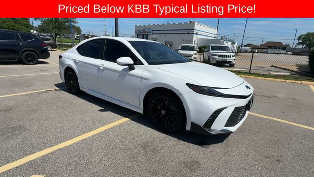 Used 2026 Toyota Camry SE w/ Convenience Package FWD image 2