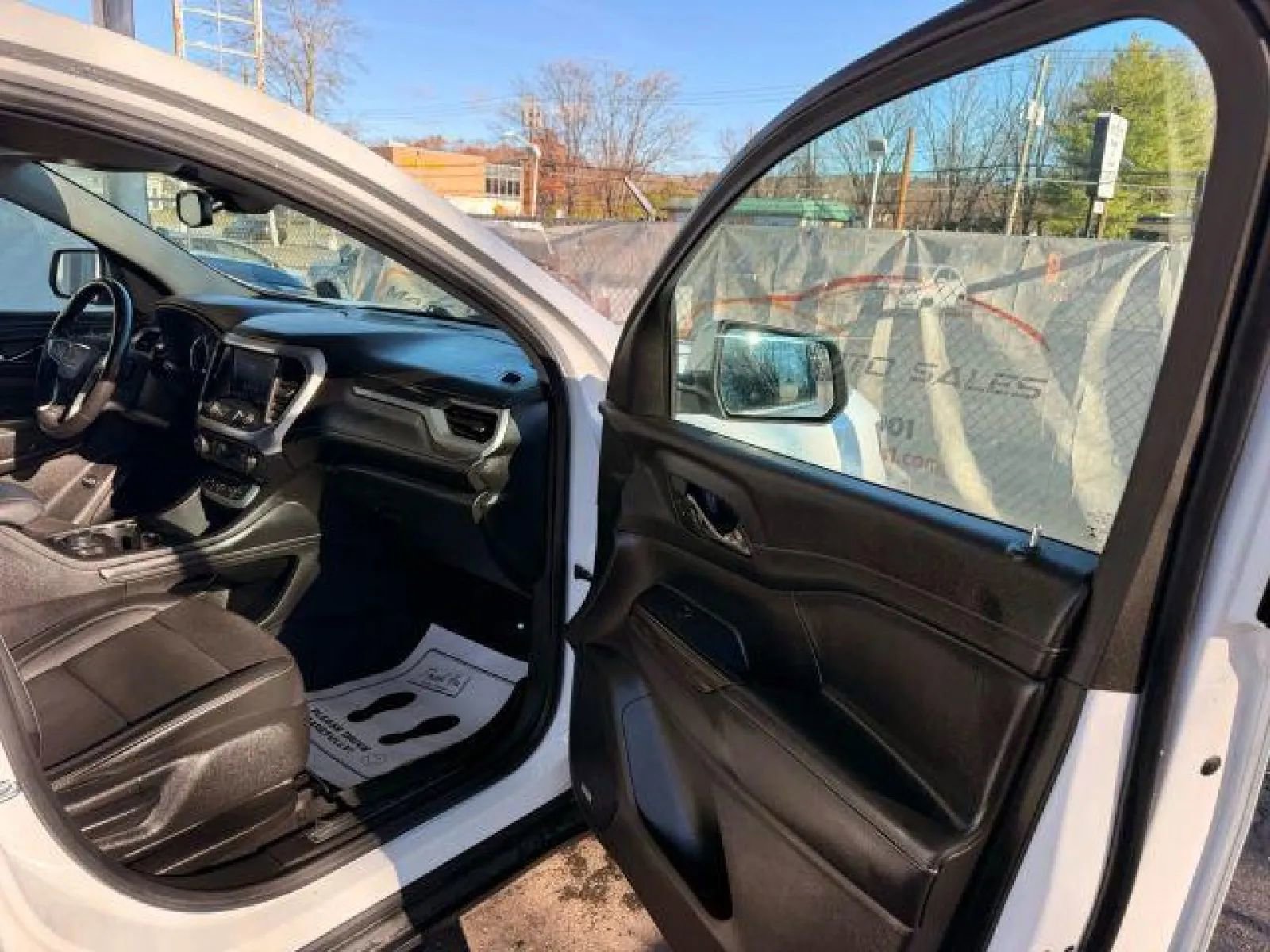 Used 2022 GMC Acadia SLT w/ LPO, Floor Liner Package image 23