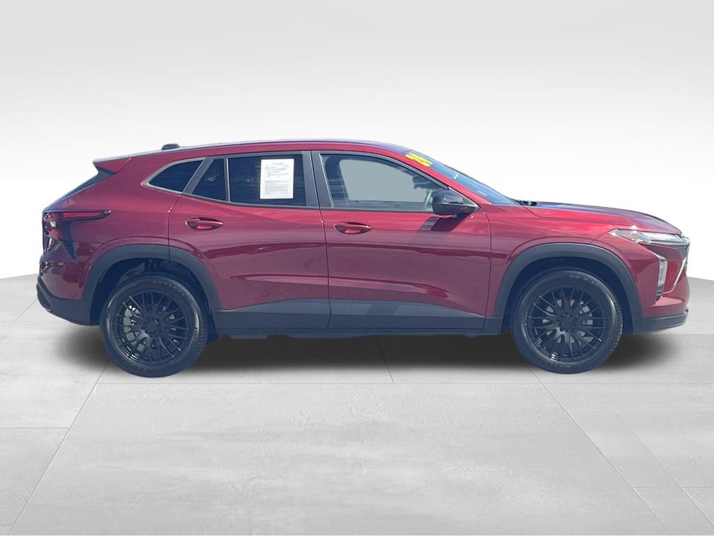 Used 2024 Chevrolet Trax RS w/ Sunroof Package FWD image 2