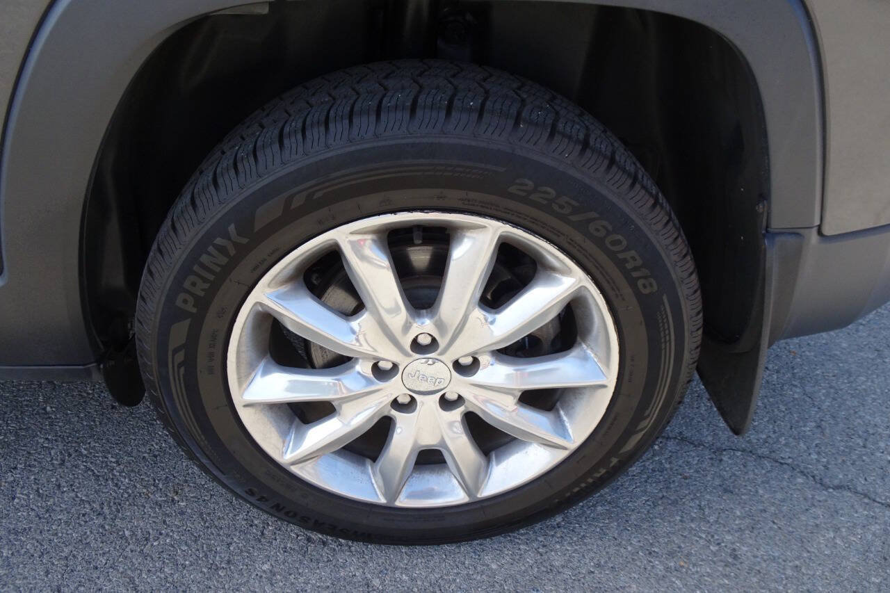 Used 2017 Jeep Cherokee Limited AWD/4WD image 10