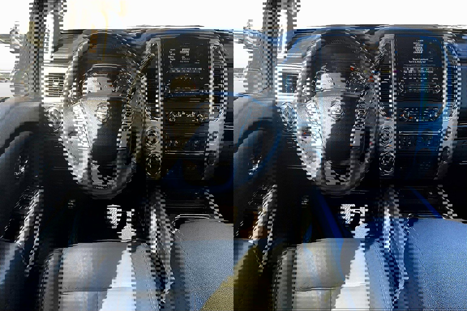 Used 2021 Nissan Titan SV w/ SV Convenience Package image 5