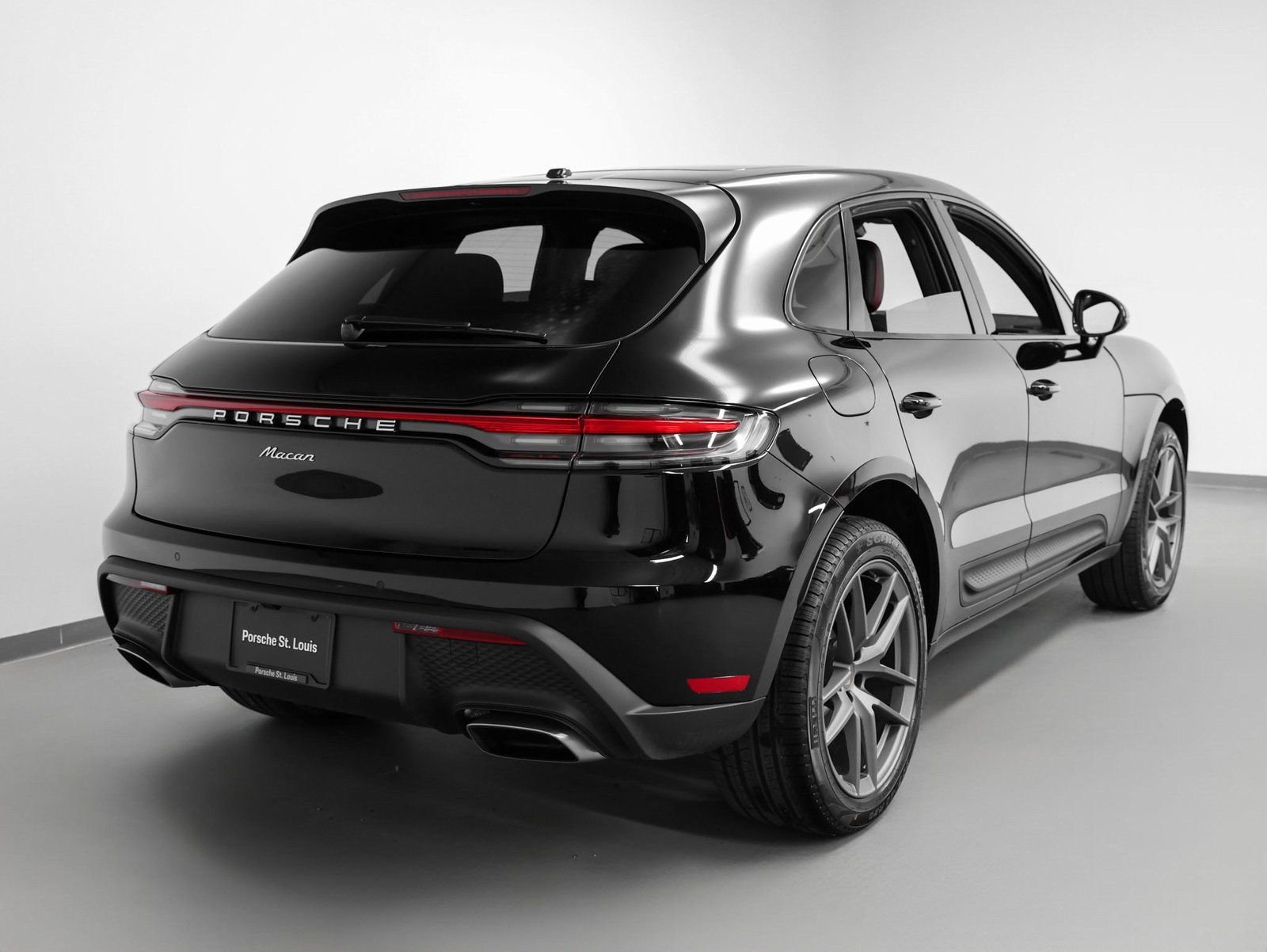 Certified 2025 Porsche Macan image 12