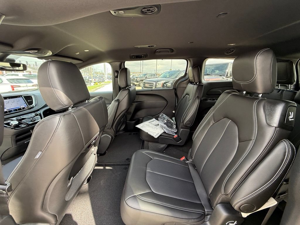 New 2026 Chrysler Pacifica Select FWD image 23