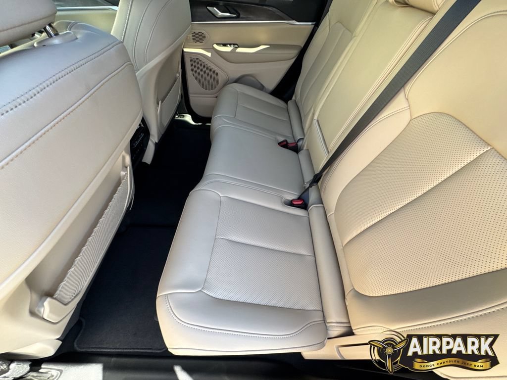 New 2026 Jeep Grand Cherokee Limited w/ Luxury Tech Group II AWD/4WD image 17