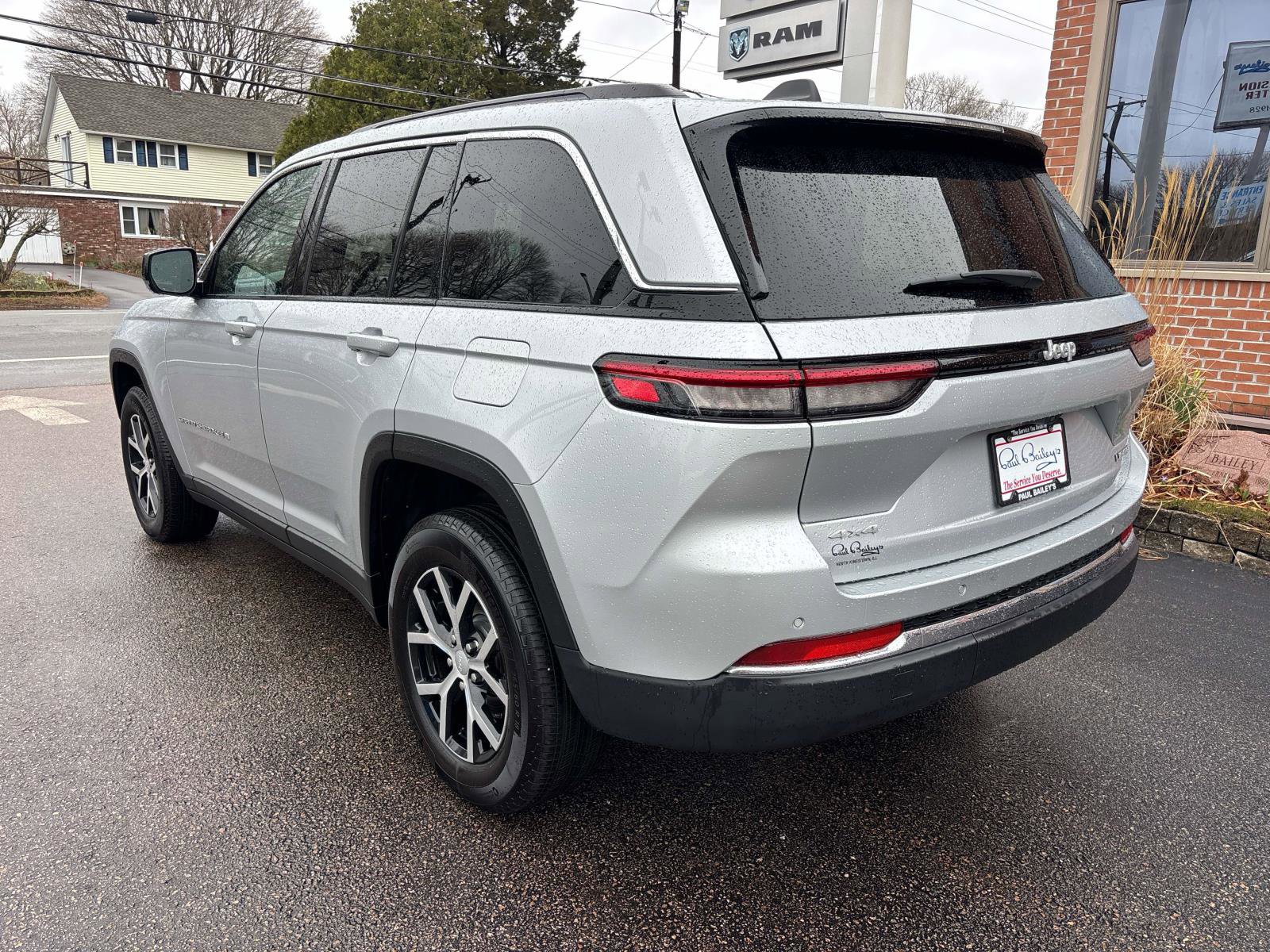 Used 2024 Jeep Grand Cherokee Limited image 4