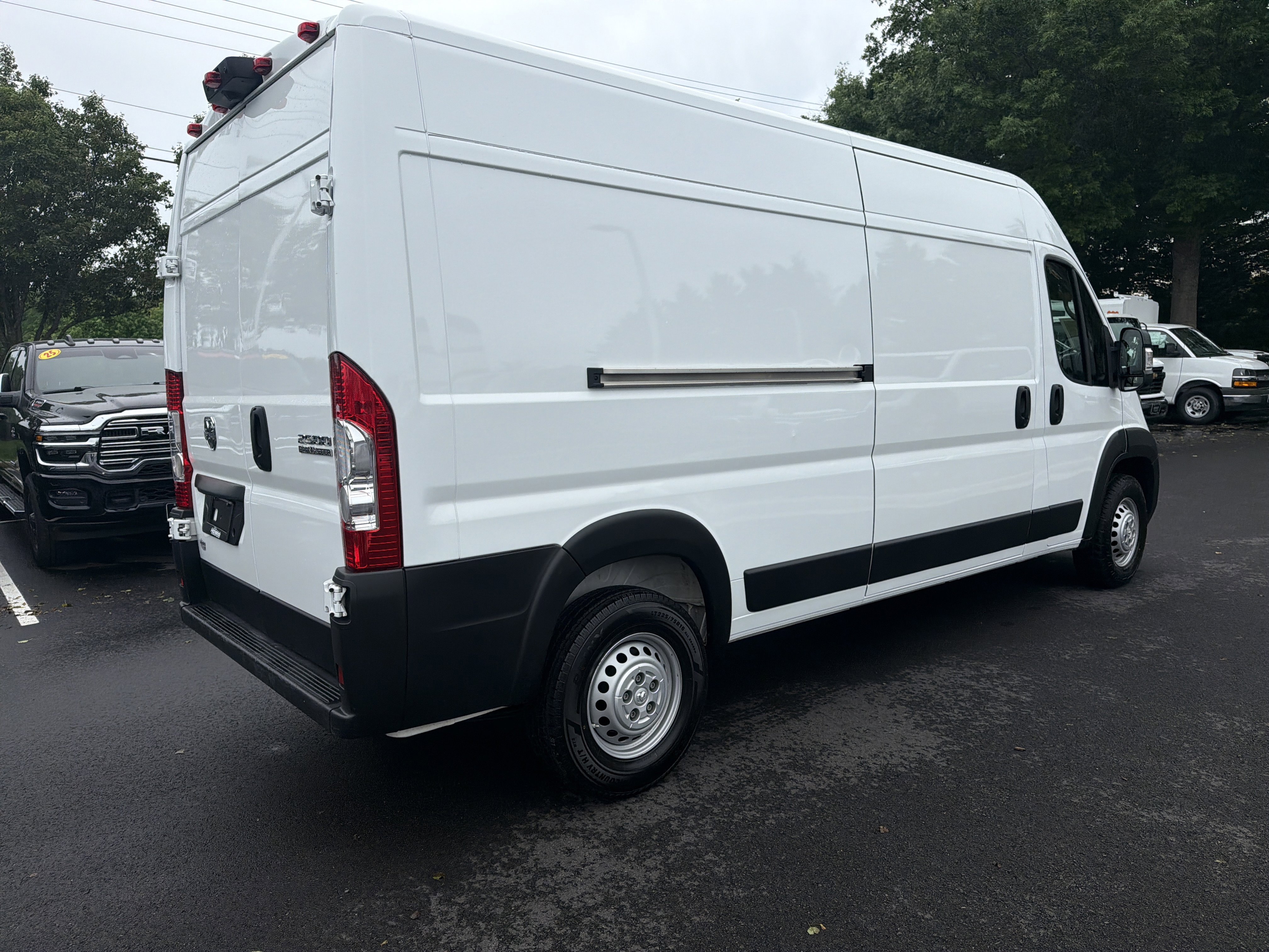 Used 2025 RAM ProMaster 2500 w/ Convenience Group FWD image 10
